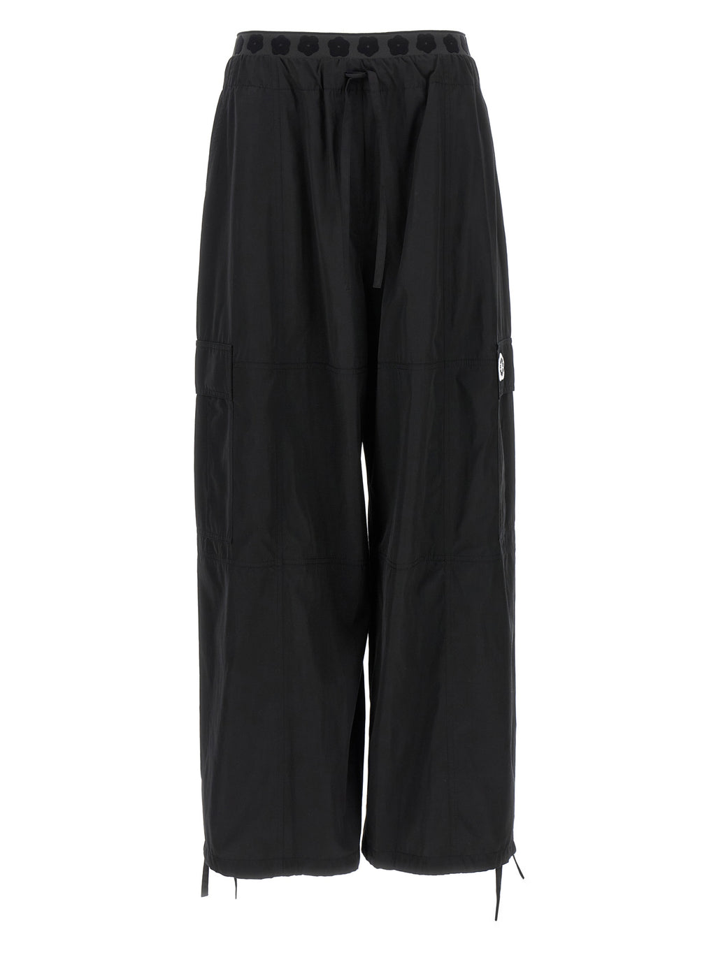 Pantalons cargo en polyester noir de la marque Kenzo, avec plusieurs poches et coupe décontractée visible sur l'image.