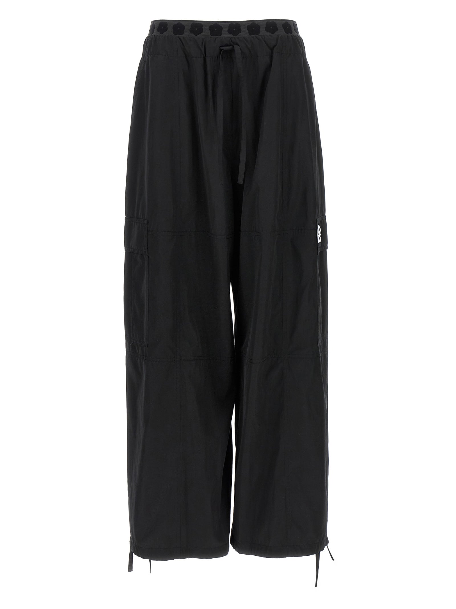 Pantalons cargo en polyester noir de la marque Kenzo, avec plusieurs poches et coupe décontractée visible sur l'image.