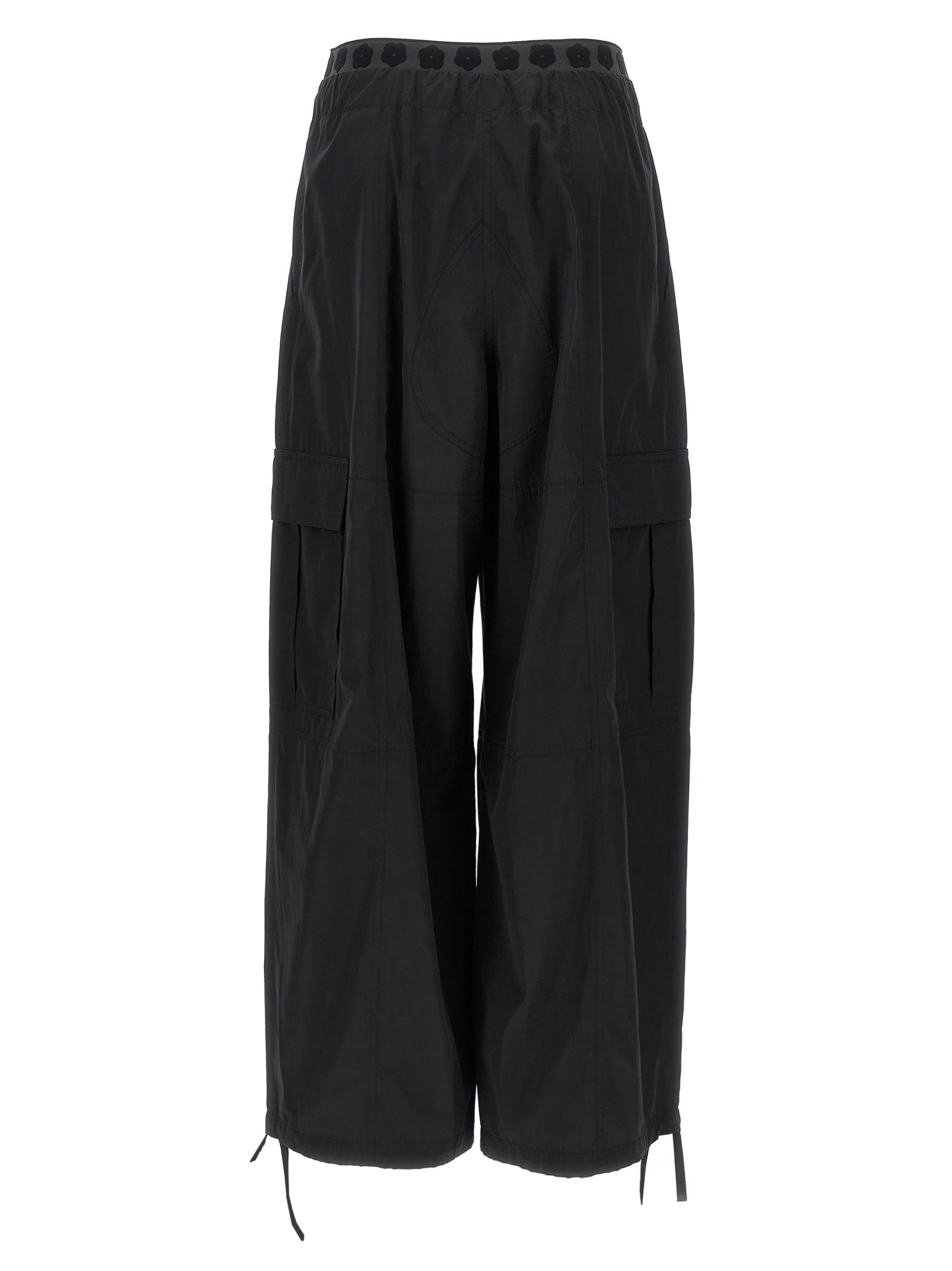 Pantalon cargo en polyester noir de la marque Kenzo, avec poches latérales et coupe décontractée.