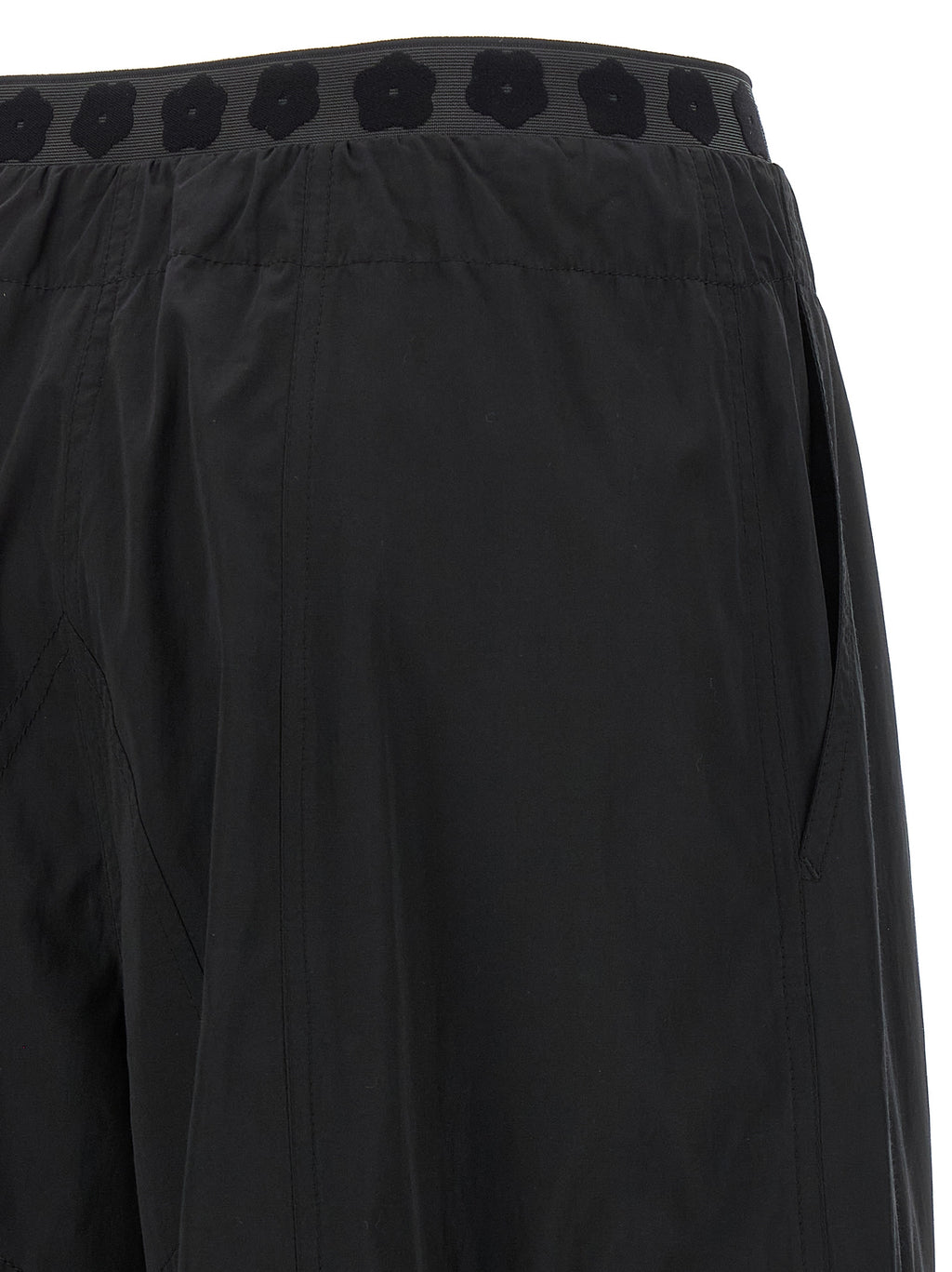 Pantalons cargo en polyester noir de la marque Kenzo, style décontracté avec poches multiples et coupe moderne.