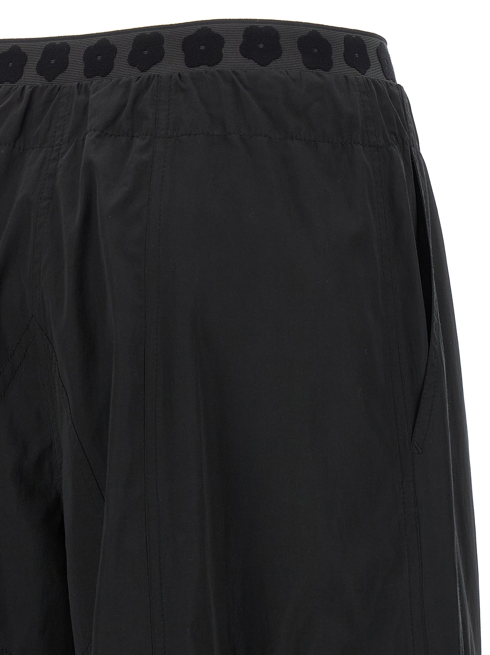 Pantalons cargo en polyester noir de la marque Kenzo, style décontracté avec poches multiples et coupe moderne.