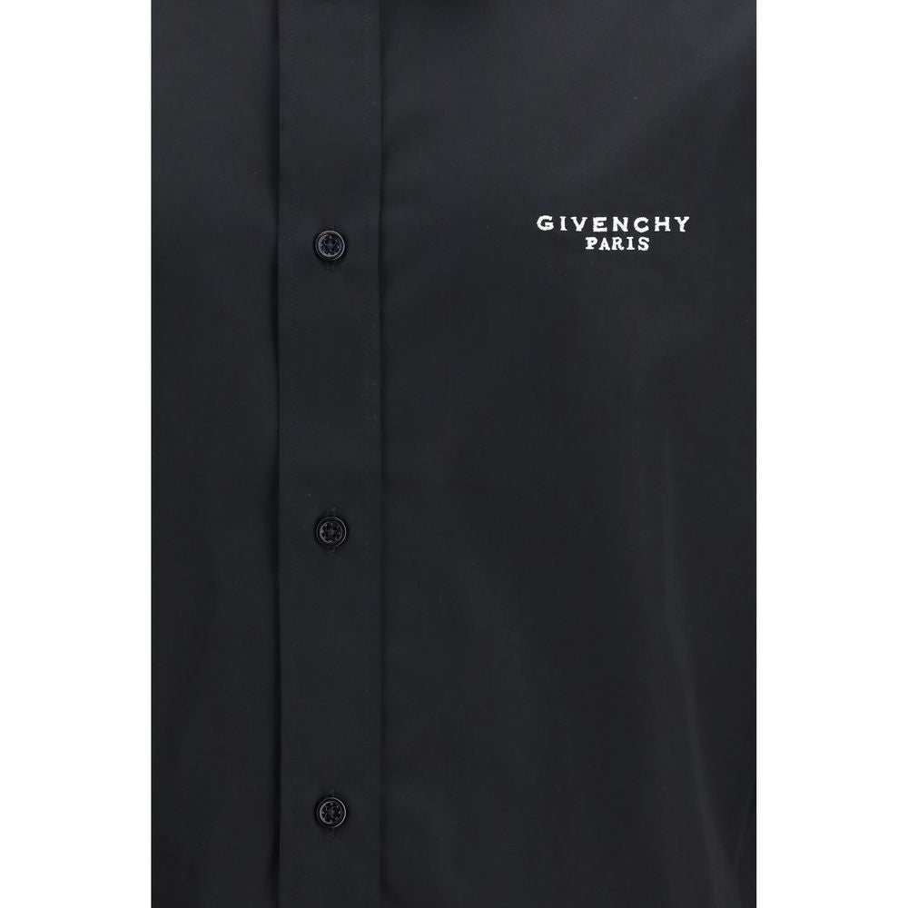 Chemise noire en coton de la marque Givenchy, détail du col et des boutons sur une chemise élégante pour homme.