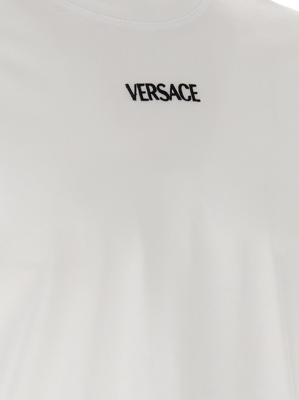 T-shirt blanc en coton de la marque Versace, coupe classique avec logo emblématique sur la poitrine.