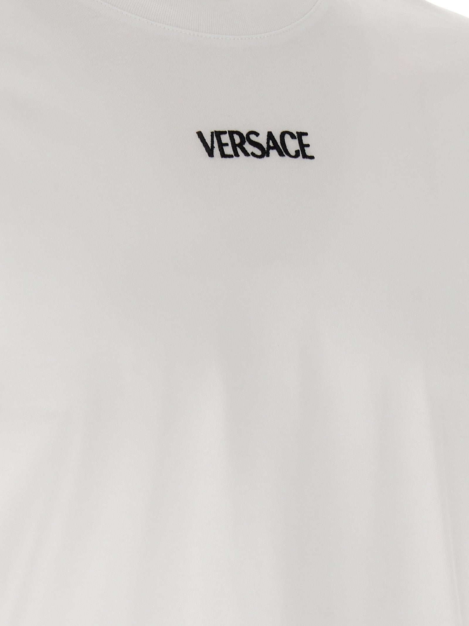 T-shirt blanc en coton de la marque Versace, coupe classique avec logo emblématique sur la poitrine.