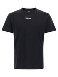 T-shirt noir en coton de la marque Versace, avec logo emblématique visible sur le devant.
