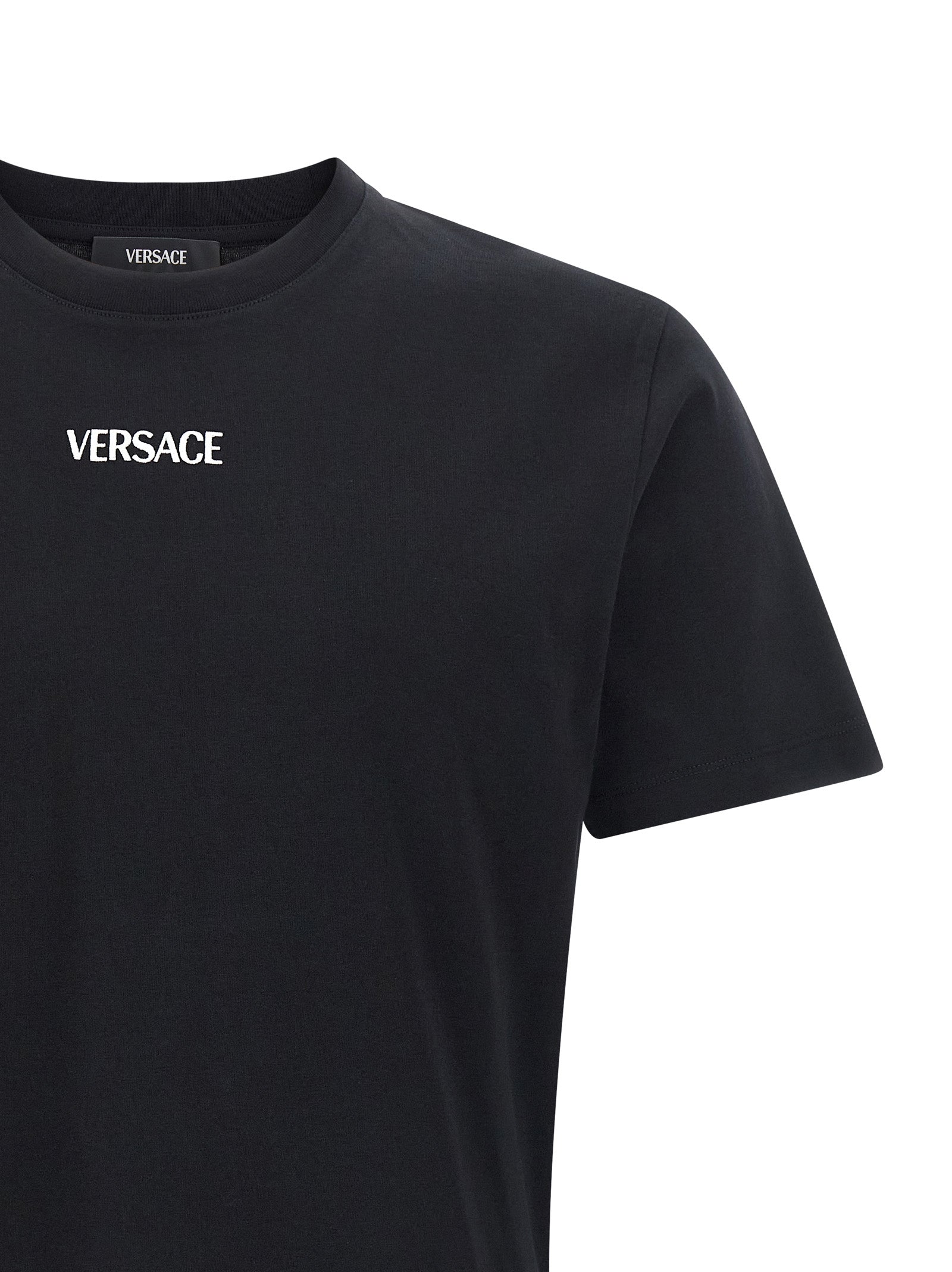 T-shirt en coton noir de Versace, style décontracté avec logo emblématique, porté de face sur mannequin.