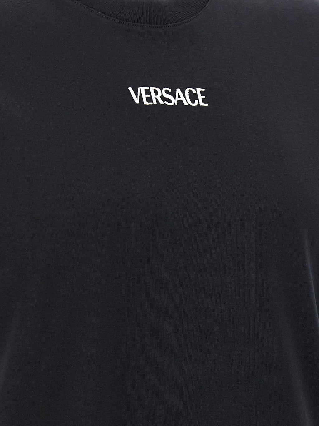 T-shirt en coton noir de la marque Versace avec logo emblématique, porté sur un mannequin.