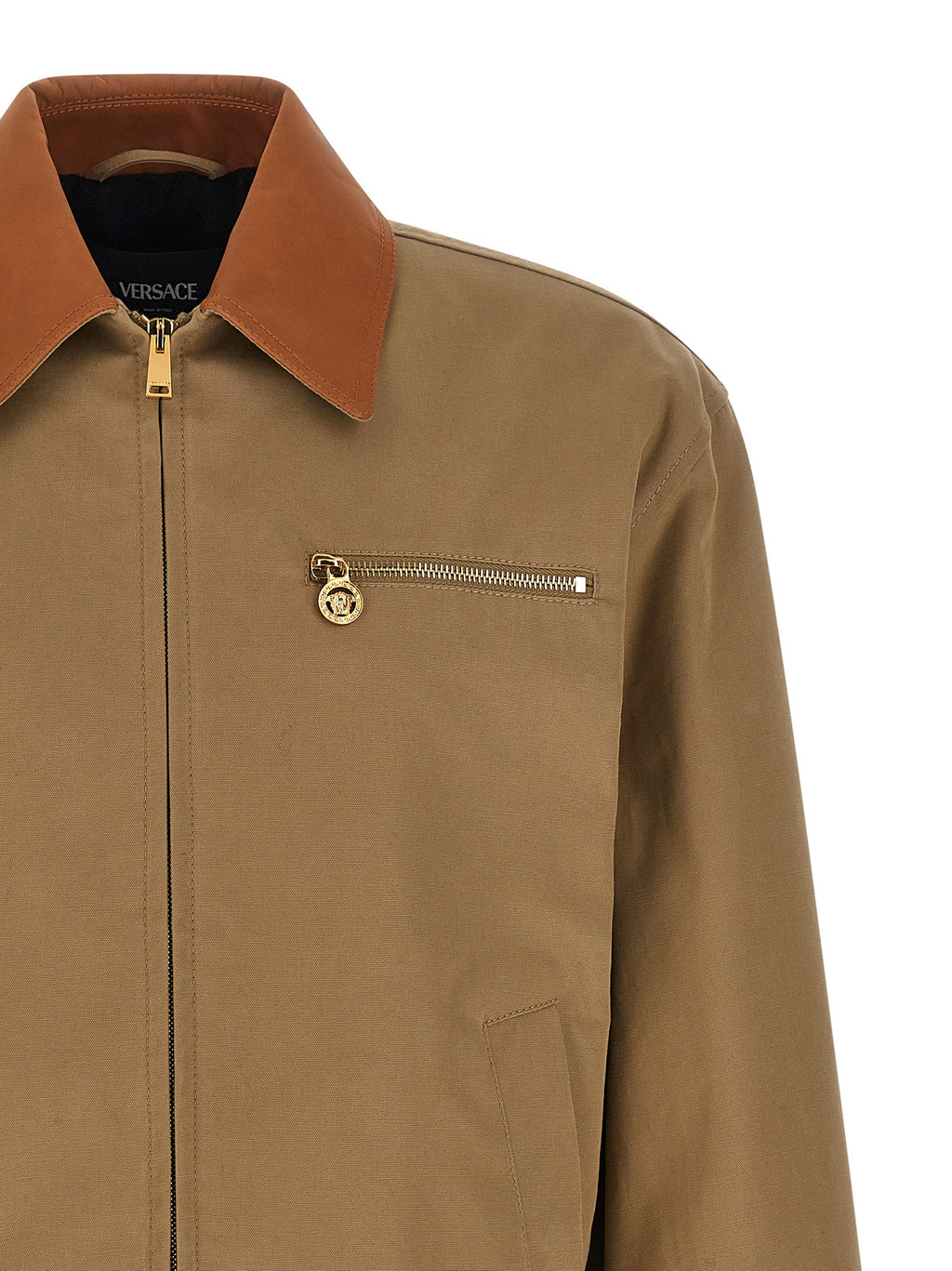 Veste en coton beige Versace pour homme, élégante et tendance, avec logo emblématique visible sur la poitrine.