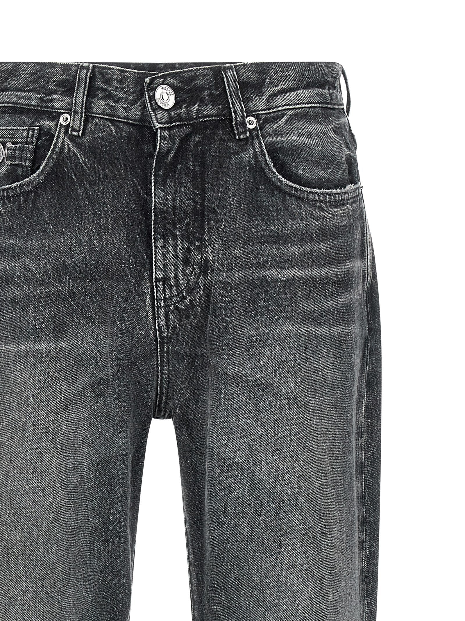 Jeans droits en coton gris de la marque Versace, vue de face, avec détails de la coupe droite et logo discret.