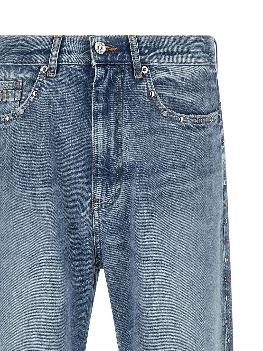 Jeans droits en coton bleu de la marque Versace, style classique et coupe droite, visibles sur l'image.