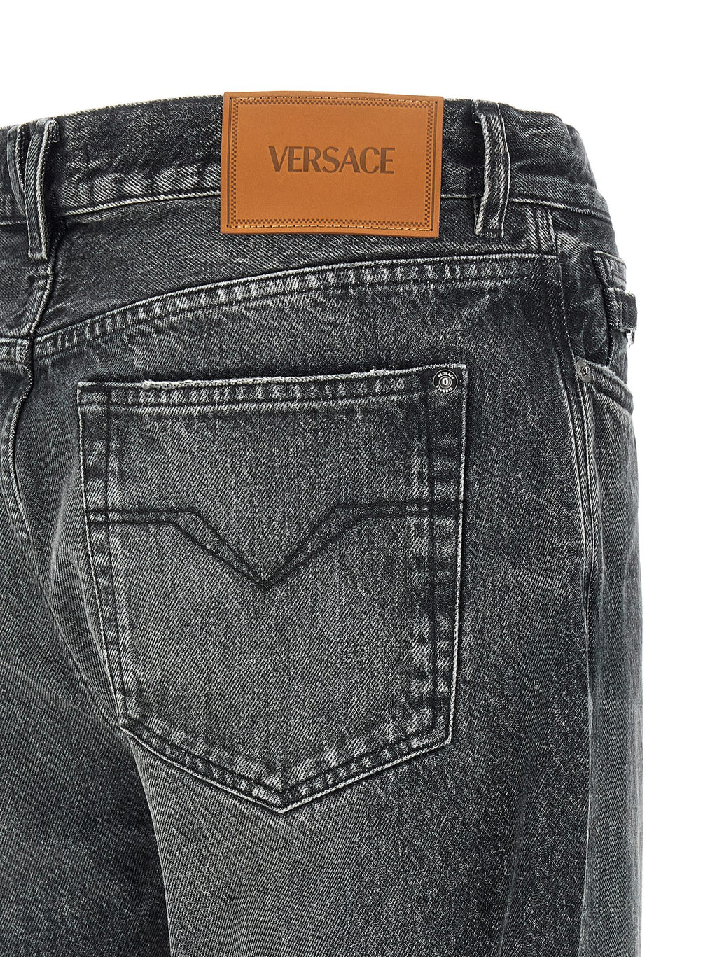 Jeans droits en coton gris de la marque Versace, vue de face, avec détails de couture visibles.