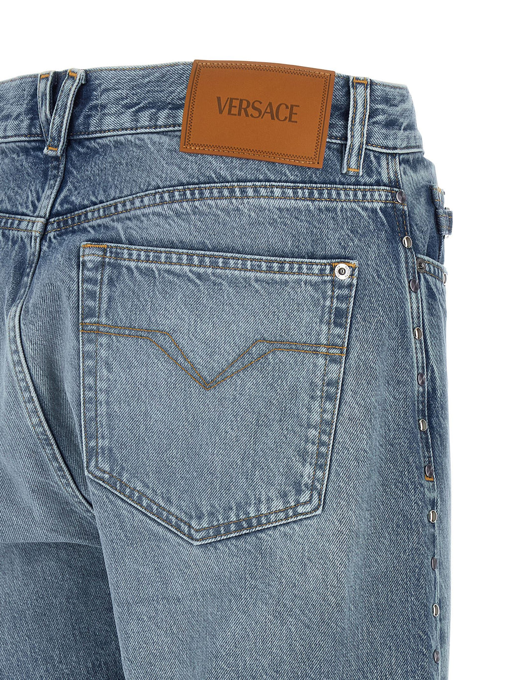 Jeans droits en coton bleu de la marque Versace, vue devant avec détails de la coupe droite et la texture du tissu.