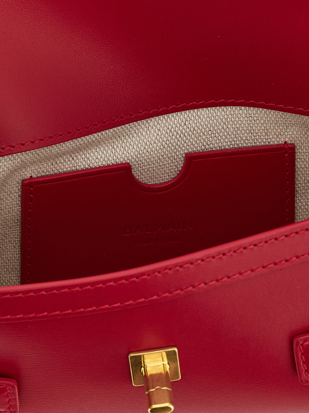 Sac clutch en cuir de veau fuchsia de Balmain, avec détails élégants et design sophistiqué visible dans l'image.