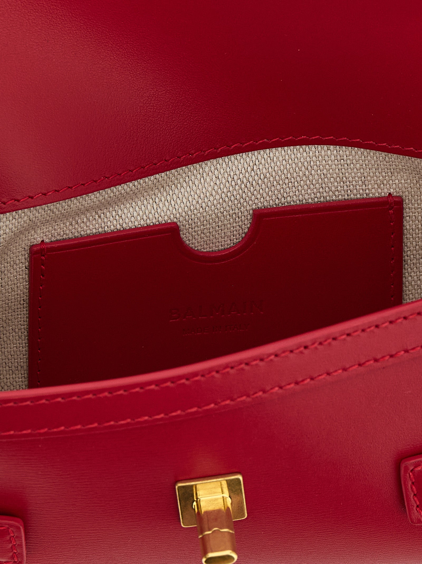 Sac clutch en cuir de veau fuchsia de Balmain, avec détails élégants et design sophistiqué visible dans l'image.