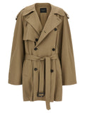 Manteau en coton beige de Balenciaga porté sur un mannequin, mettant en valeur le style élégant et la coupe moderne.