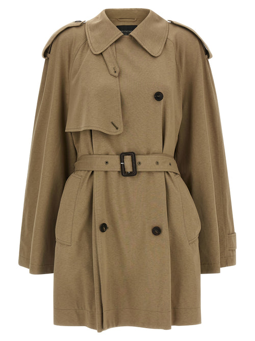 Manteau beige en coton de Balenciaga, mode élégante, visible sur un mannequin avec détails du tissu et coupe moderne.