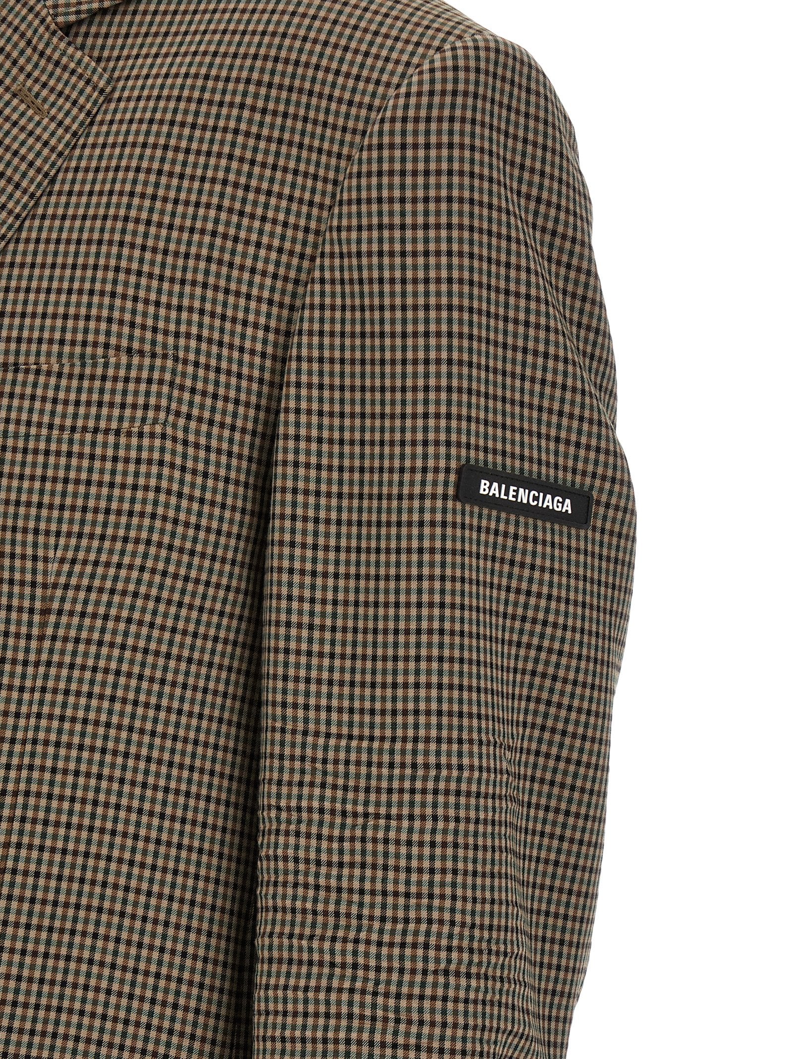 Blazer marron en lyocell de Balenciaga, coupe élégante avec col et boutonnières visibles, tissu doux et moderne.