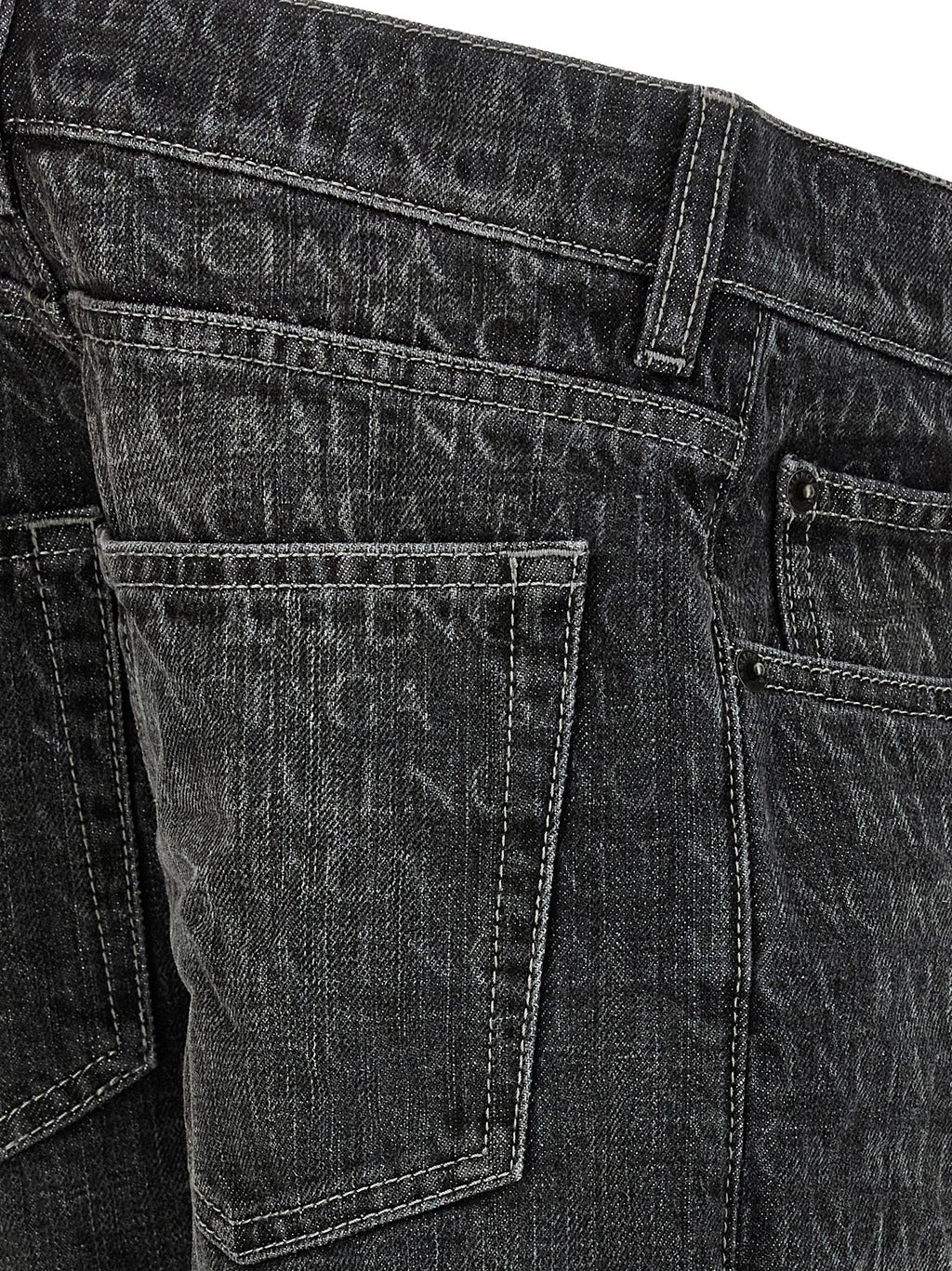 Jeans évasés en coton noir de Balenciaga, style décontracté avec coupe fluide et détails modernes, visibles sur l'image.