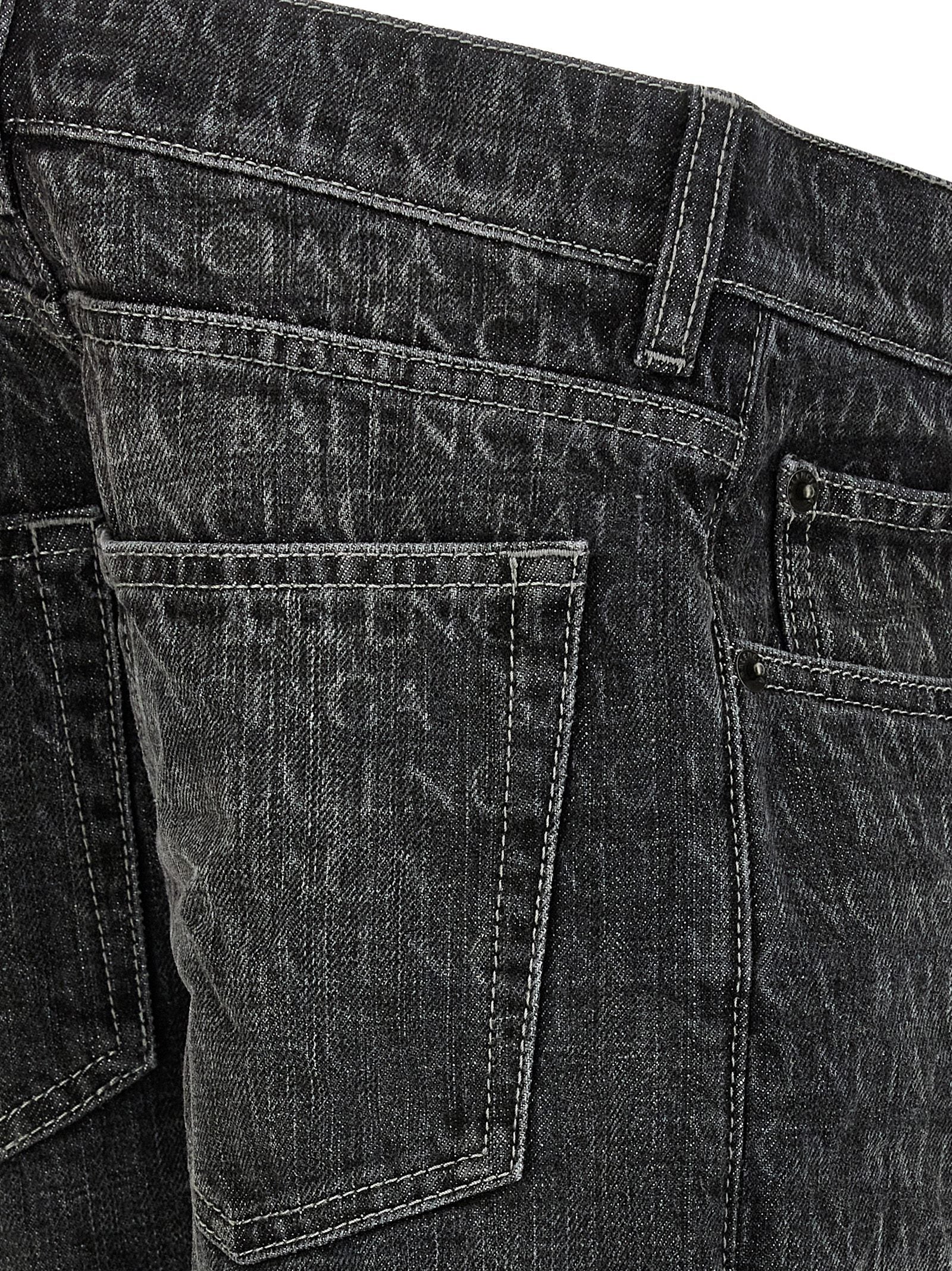 Jeans évasés en coton noir de Balenciaga, style décontracté avec coupe fluide et détails modernes, visibles sur l'image.
