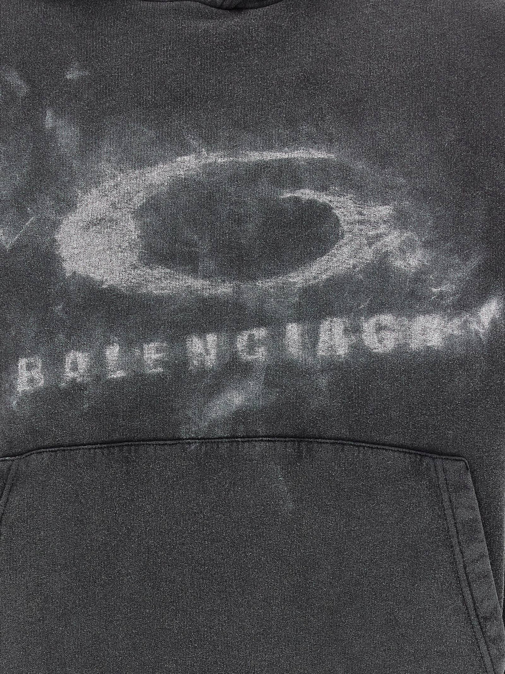 Sweat-shirt bicolore en coton de Balenciaga, avec logo visible, porté sur mannequin, mode décontractée et élégante.