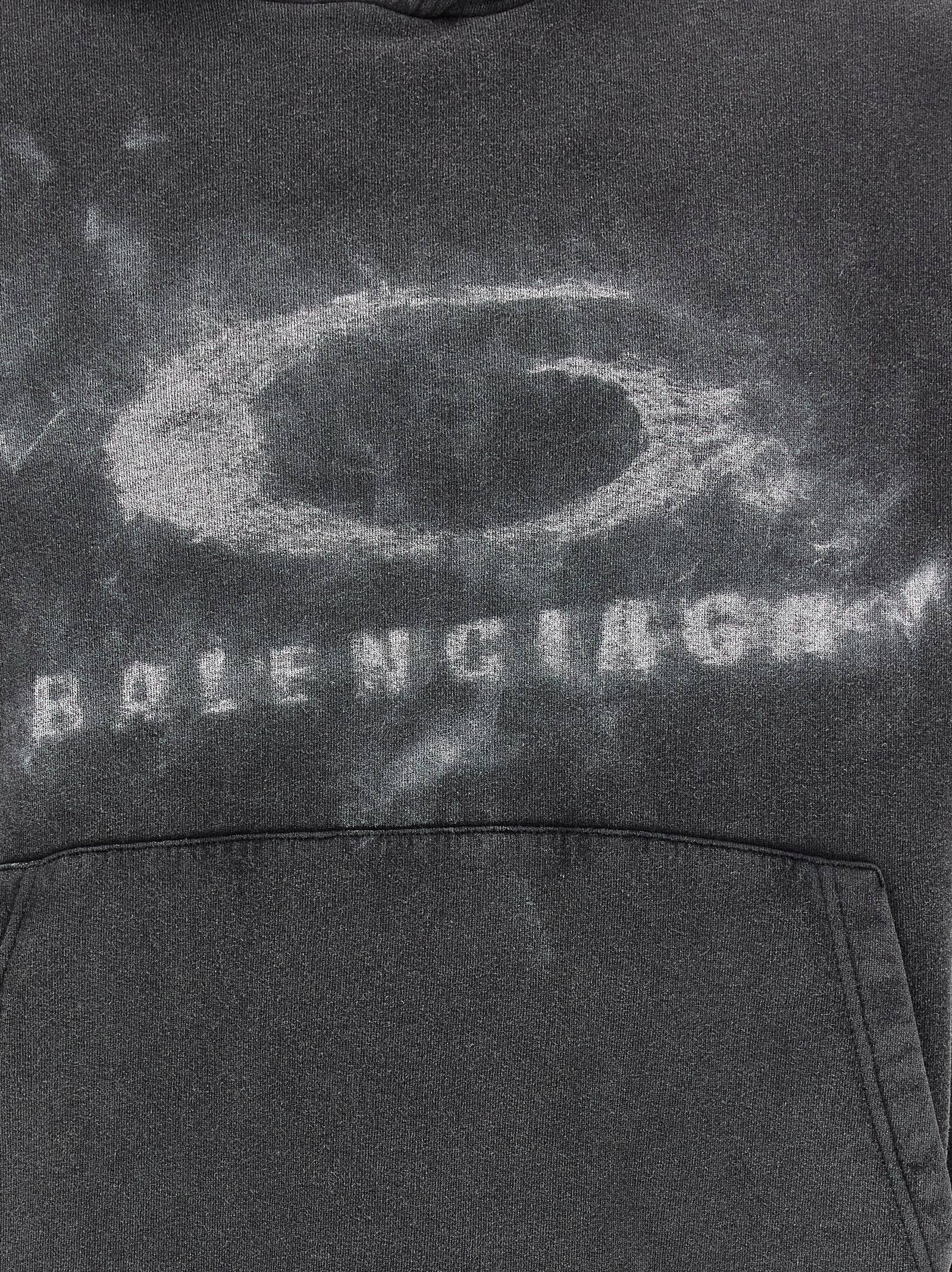 Sweat-shirt bicolore en coton de Balenciaga, avec logo visible, porté sur mannequin, mode décontractée et élégante.
