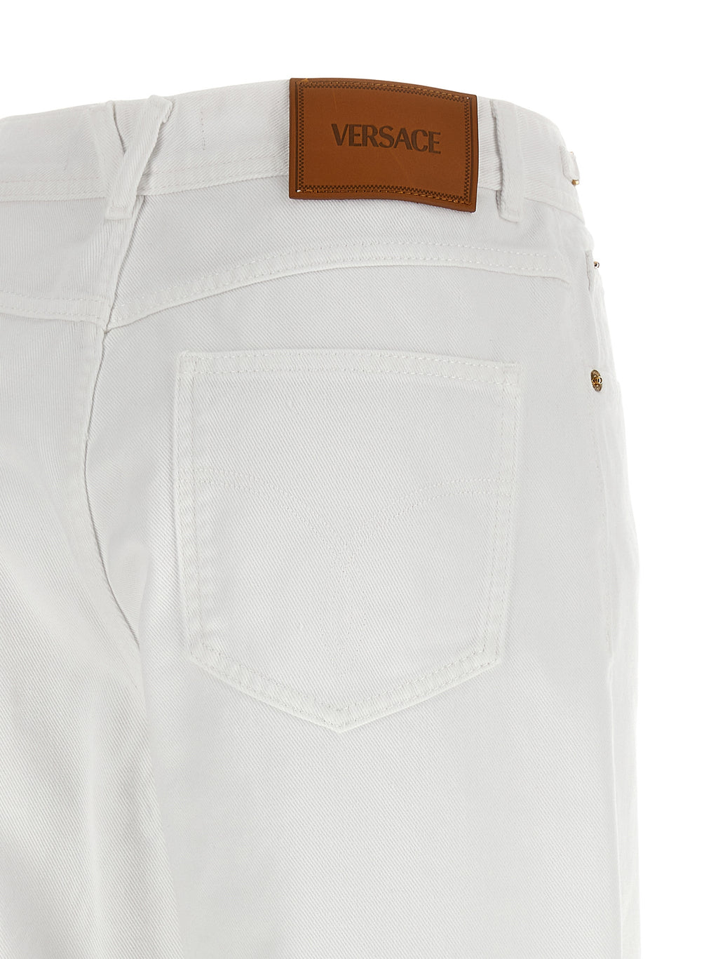 Jeans droits en coton blanc de la marque Versace, visible avec une coupe classique et un design épuré.