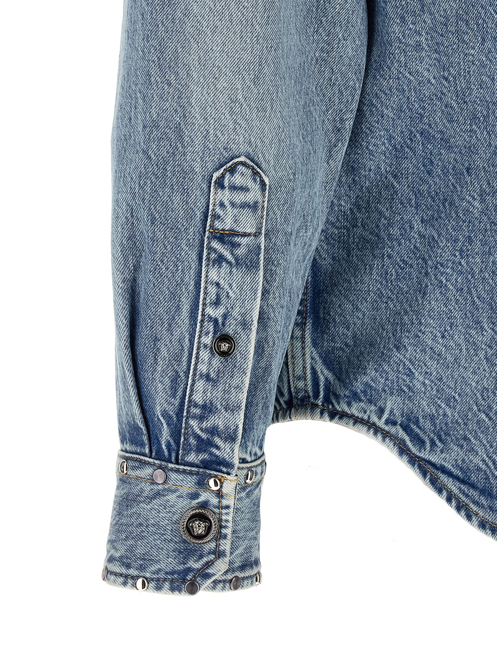 Chemise en coton bleue Versace avec logo distinctif, manches longues et coupe élégante, visible sur l'image.