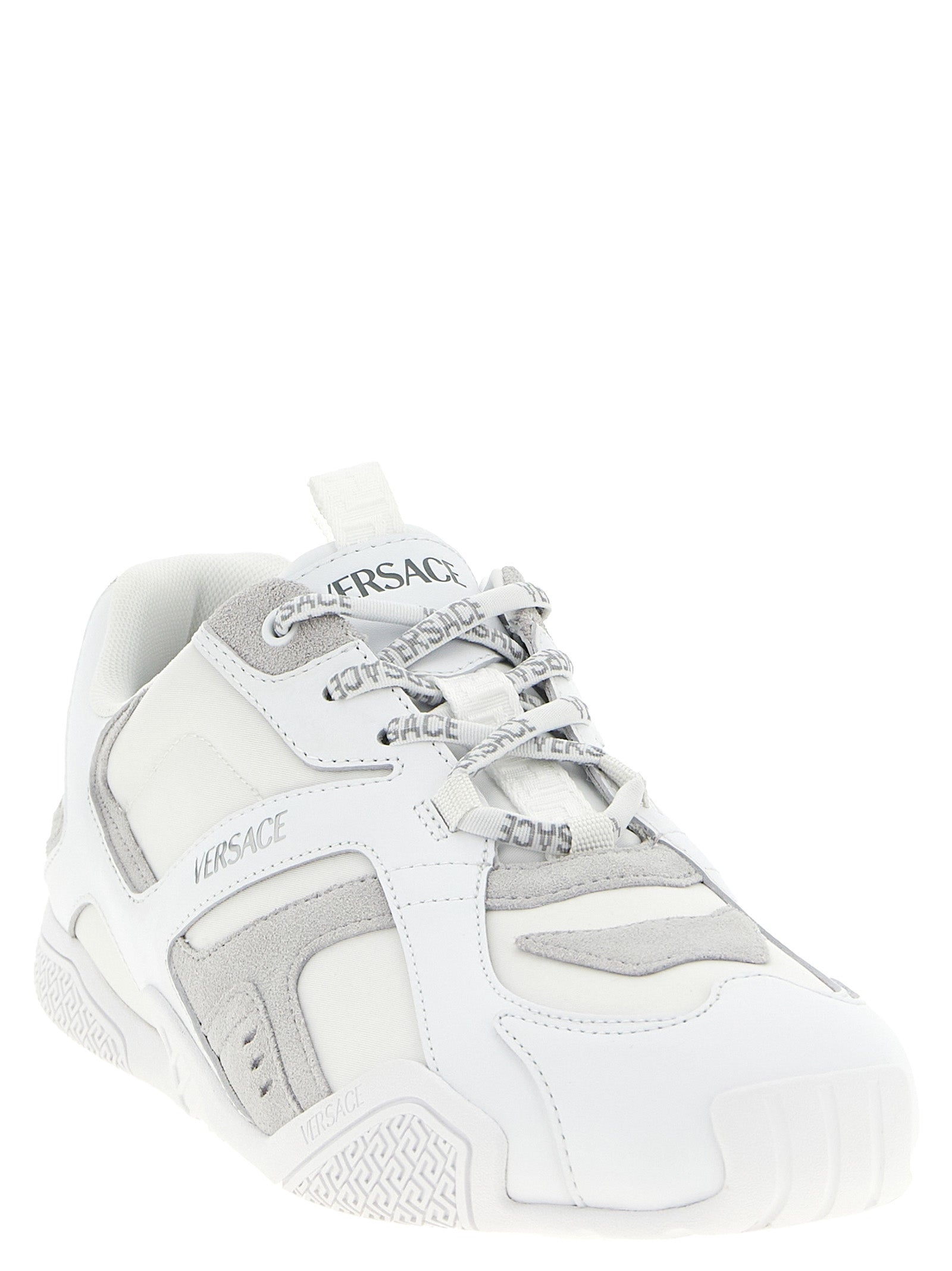 Sneakers athlétiques en cuir de veau blanc de Versace, chaussures de sport élégantes avec détails de luxe.