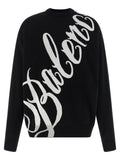 Pull en coton bicolore Balenciaga avec boutons, porté en mode décontracté, couleur neutre, détails modernes.