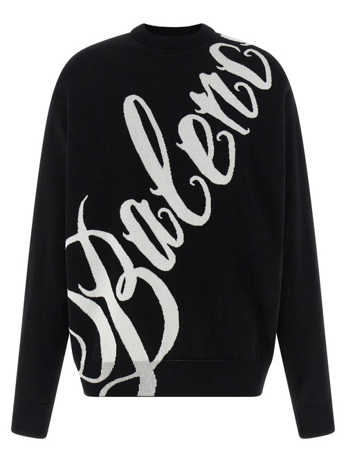 Pull en coton bicolore Balenciaga avec boutons, porté en mode décontracté, couleur neutre, détails modernes.
