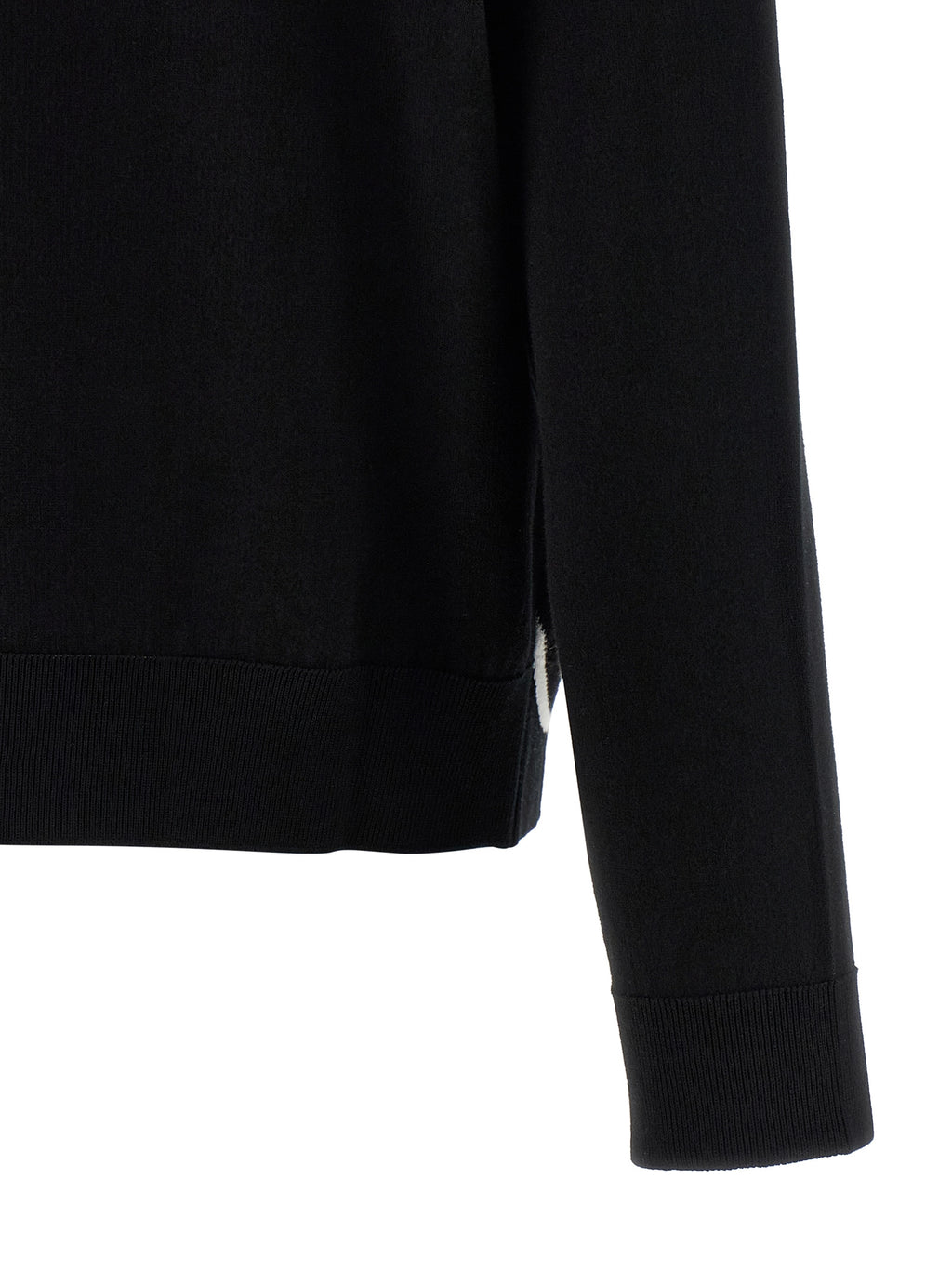 Cardigan en coton bicolore Balenciaga avec boutons, porté décontracté, détail du col et des manches, style moderne et élégant.