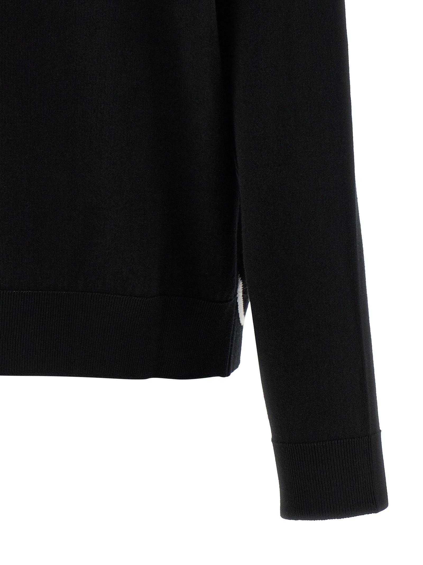Cardigan en coton bicolore Balenciaga avec boutons, porté décontracté, détail du col et des manches, style moderne et élégant.