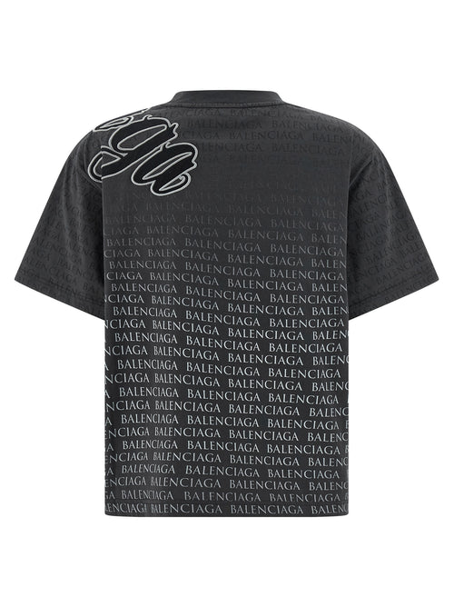 T-shirt noir en coton de la marque Balenciaga, design simple et classique avec logo discret, porté sur mannequin.