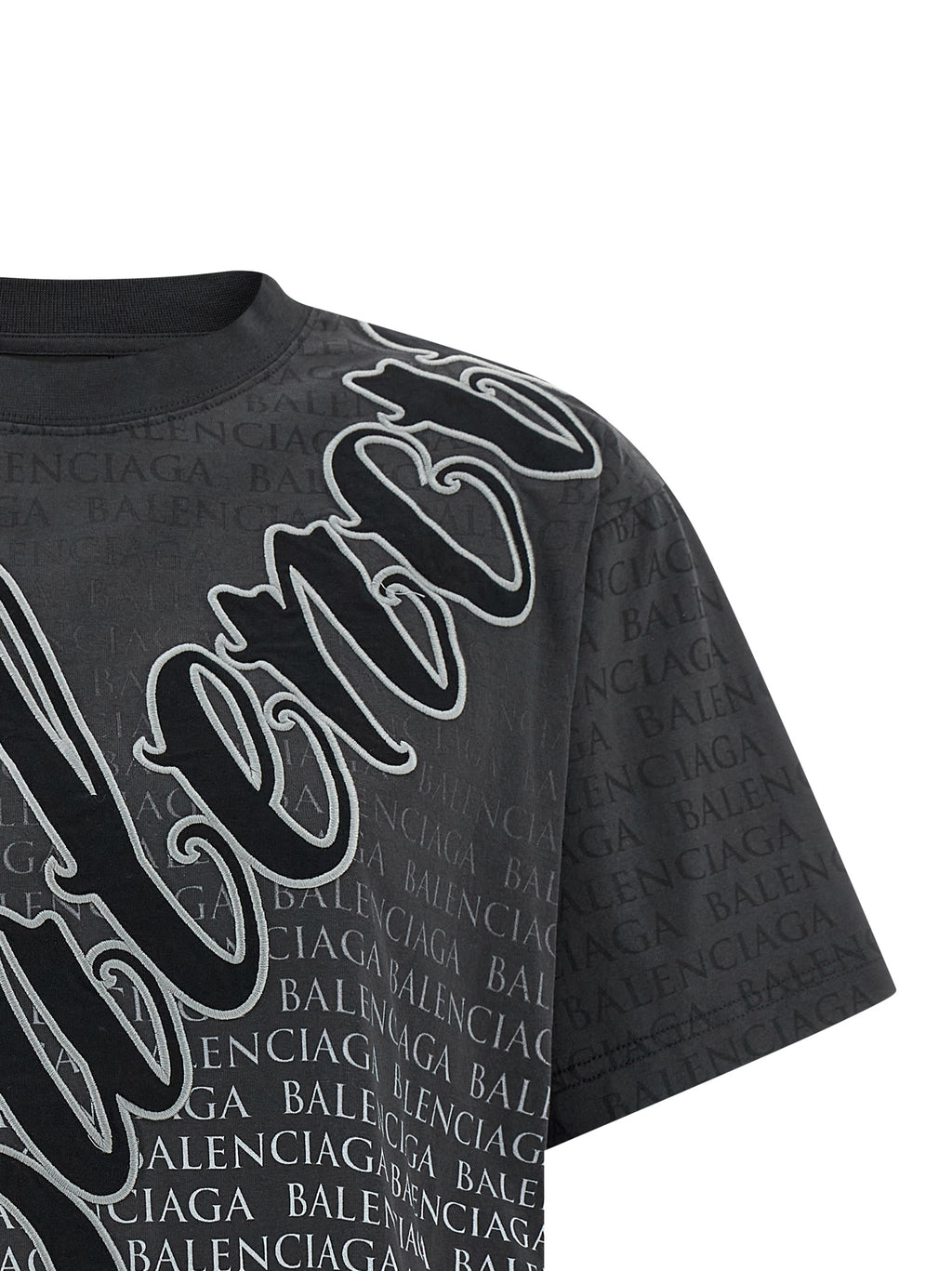 T-shirt en coton noir Balenciaga, coupe classique, logo discret, porté sur un mannequin blanc.