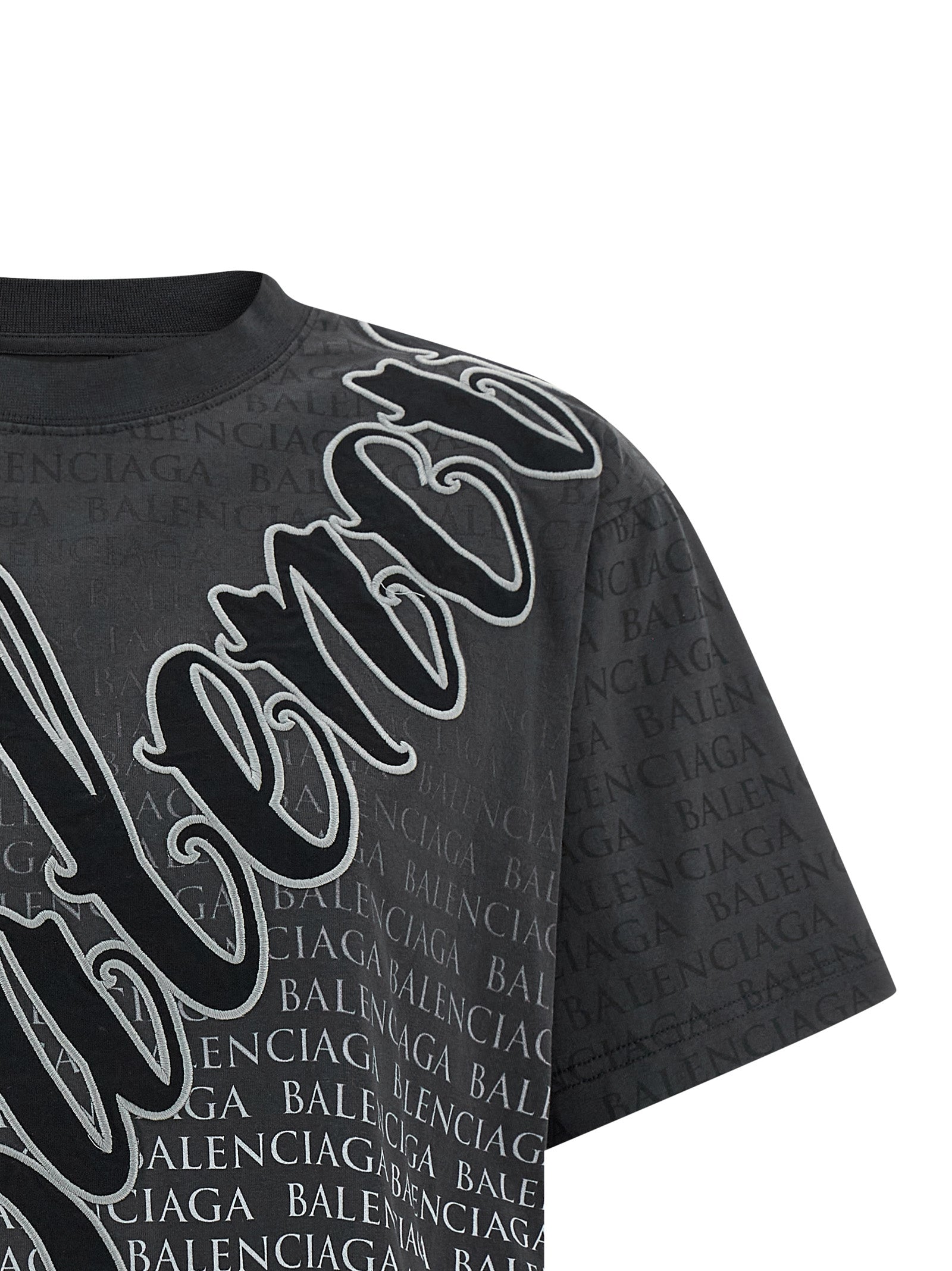 T-shirt en coton noir Balenciaga, coupe classique, logo discret, porté sur un mannequin blanc.