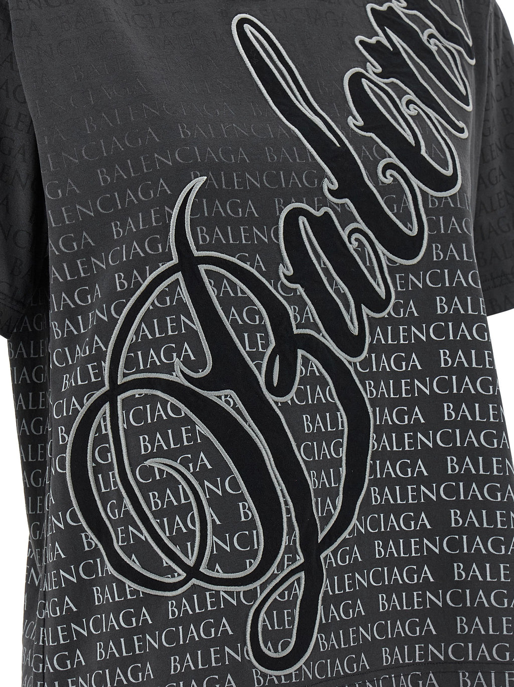 T-shirt noir en coton de la marque Balenciaga, coupe classique avec logo discret, porté sur mannequin.