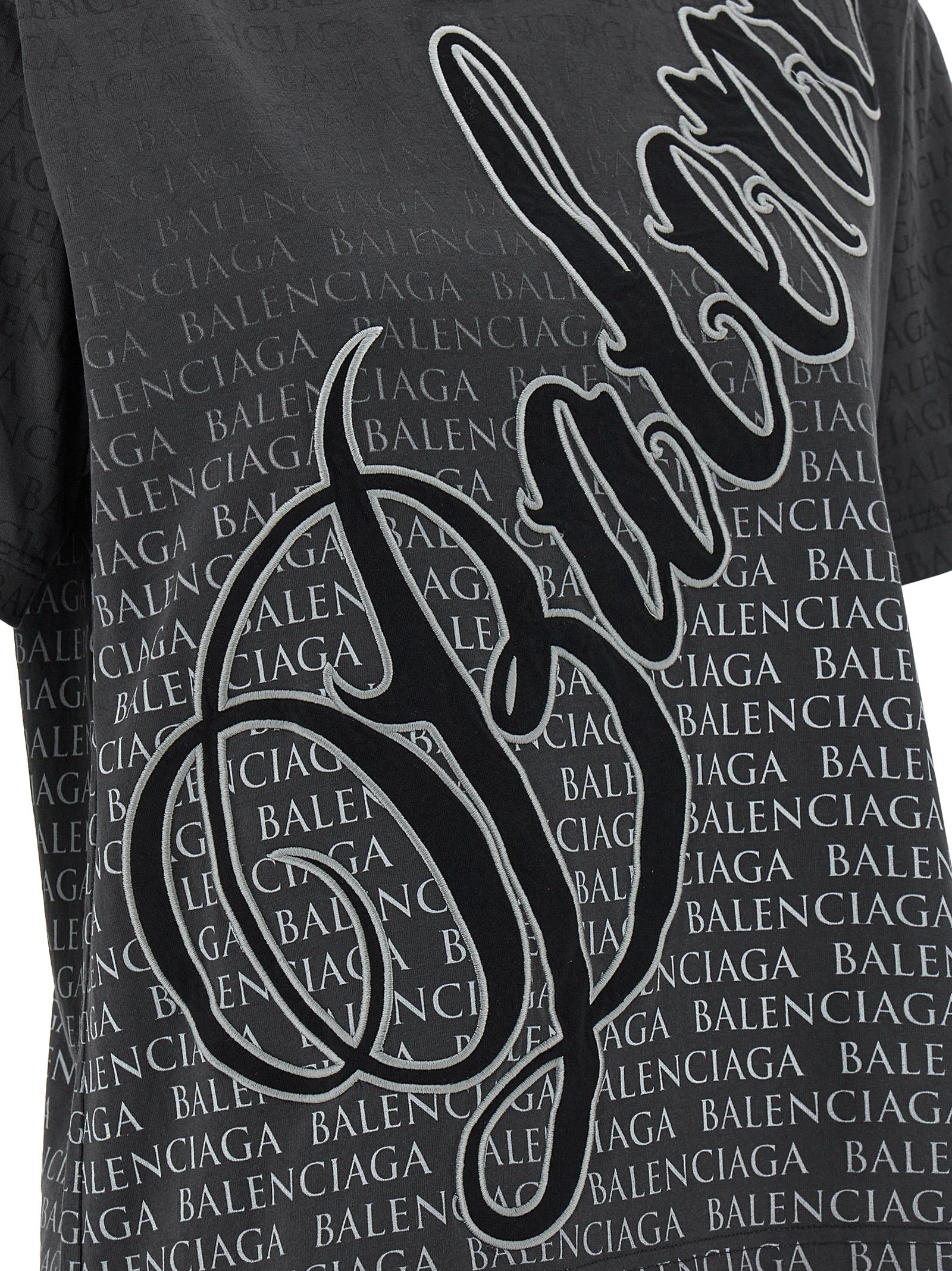 T-shirt noir en coton de la marque Balenciaga, coupe classique avec logo discret, porté sur mannequin.