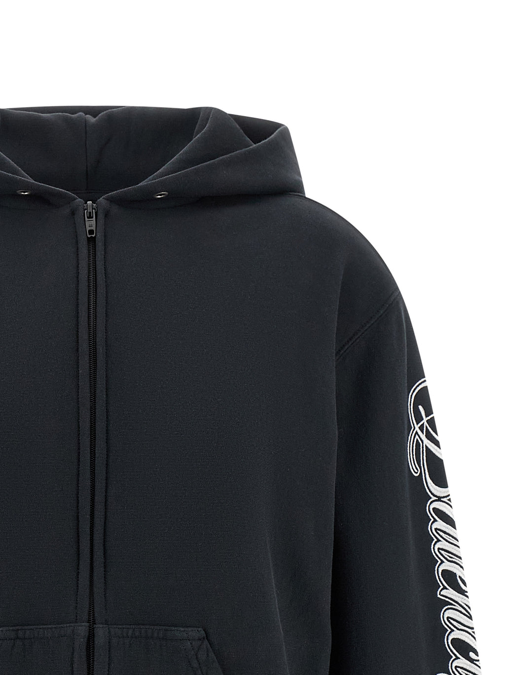 Sweat-shirt en coton noir de Balenciaga, coupe décontractée, logo discret sur la poitrine, porté sur un mannequin.