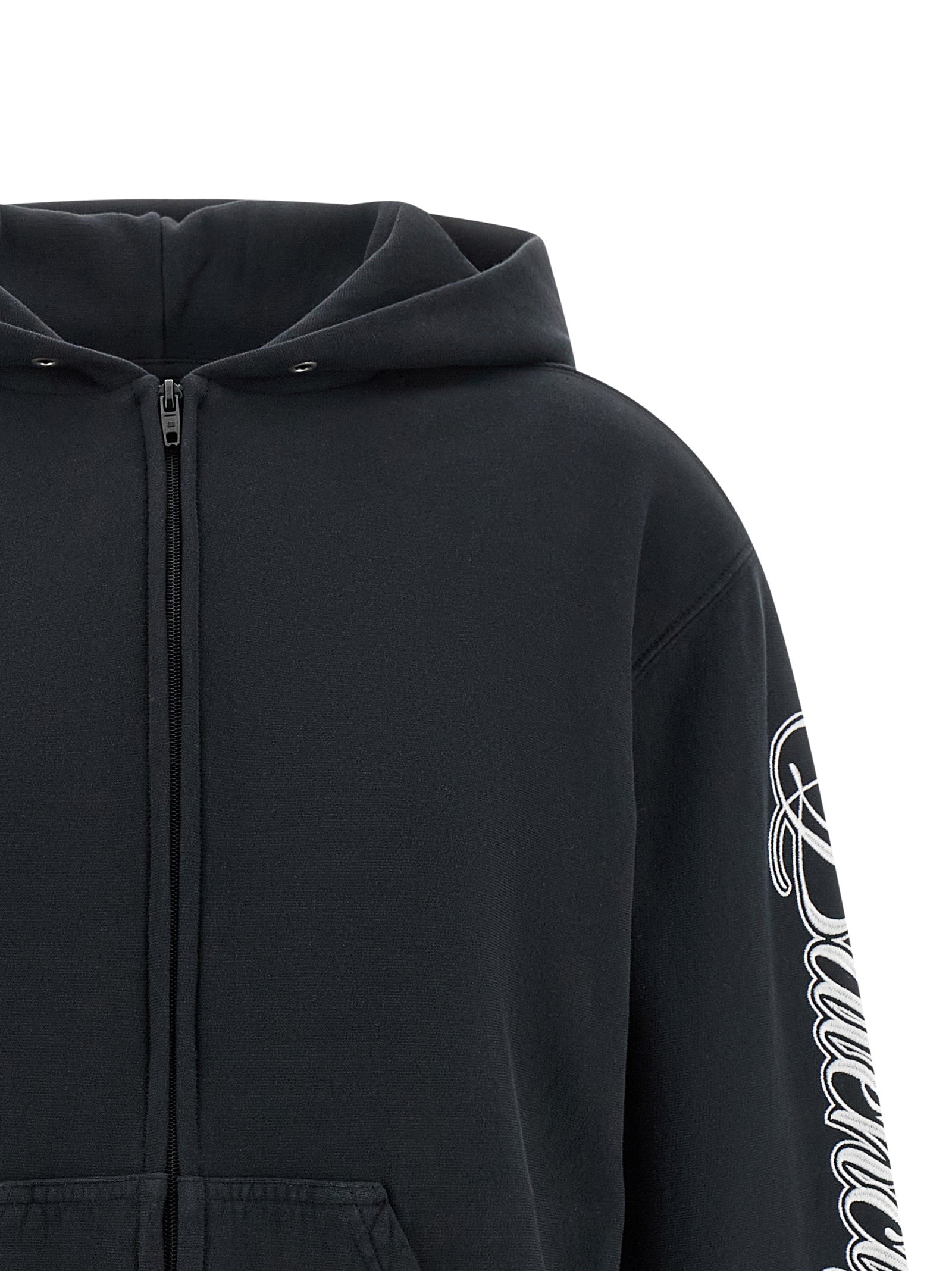 Sweat-shirt en coton noir de Balenciaga, coupe décontractée, logo discret sur la poitrine, porté sur un mannequin.