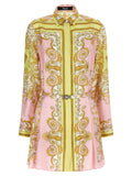 Robe courte en soie multicolore Versace, vêtement élégant avec motifs vibrants, portée chic pour occasions spéciales.