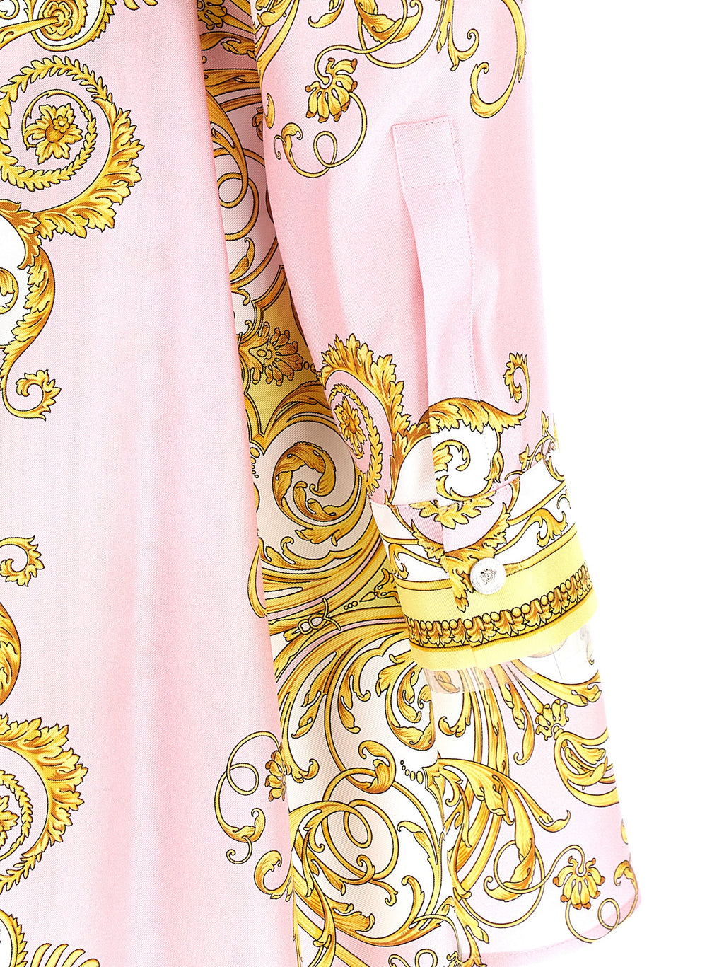 Robe courte en soie multicolore de Versace, style élégant avec motif vibrant, portée en soirée ou occasion spéciale.