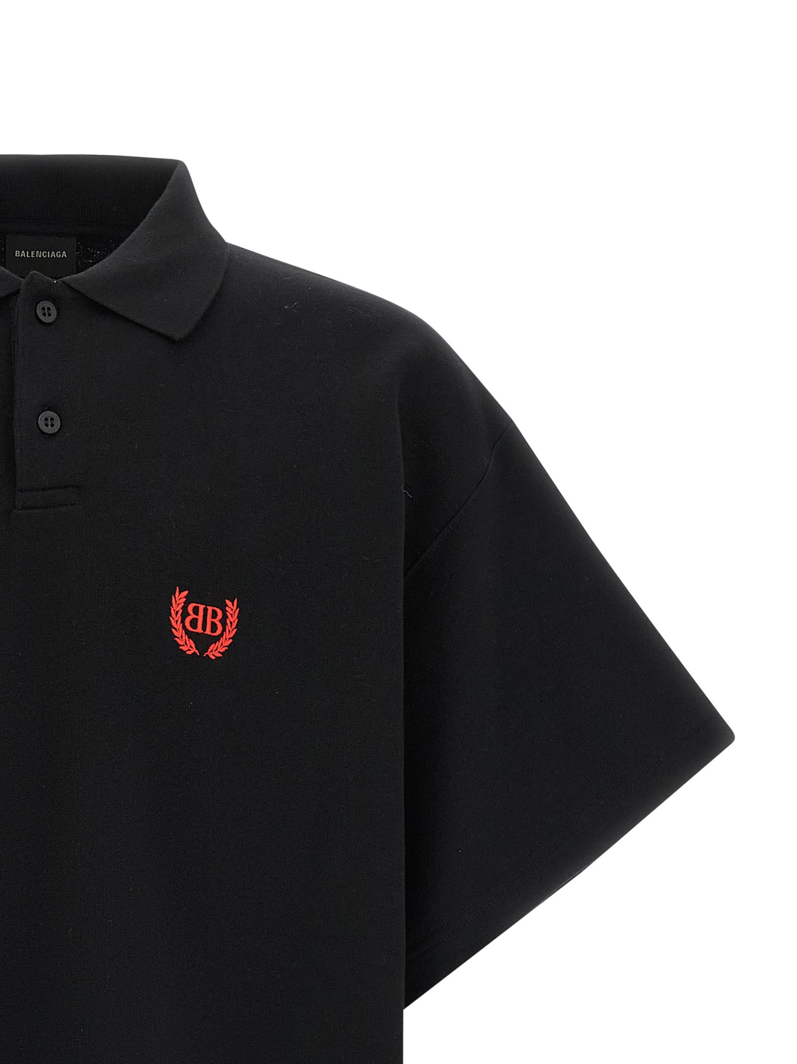 Chemise polo en coton noir de Balenciaga, vue détaillée du t-shirt avec col classique et logo discret sur la poitrine.