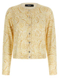 Cardigan en soie bicolore Versace avec motifs élégants, porté sur un mannequin, mettant en valeur le tissu luxueux et le design sophistiqué.