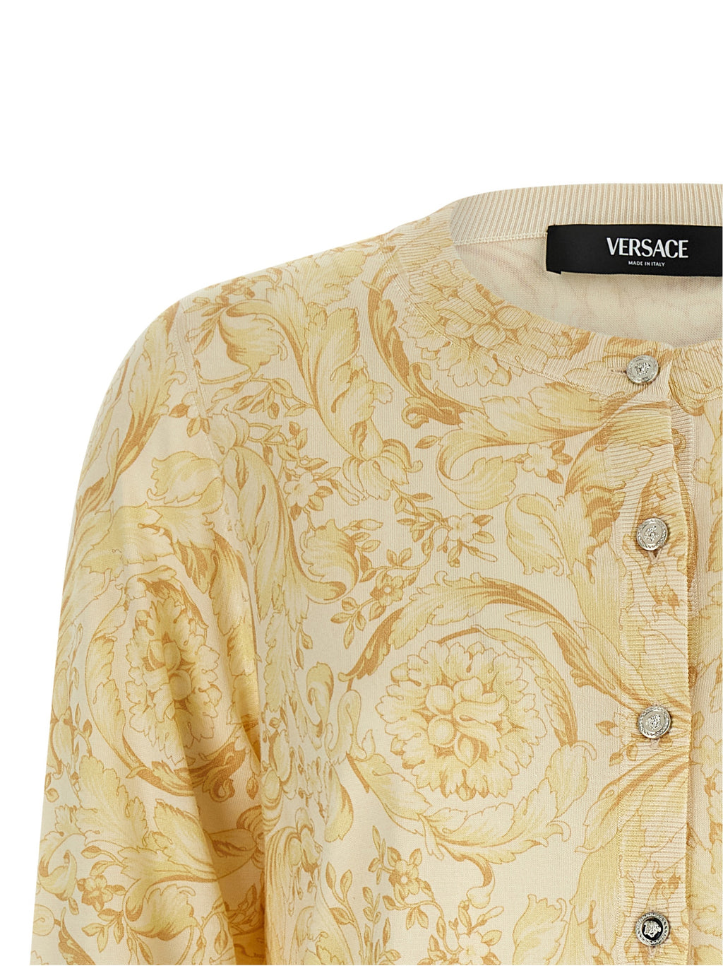 Cardigan en soie bicolore Versace porté, détails élégants et couture de luxe, tissu doux et finition soignée.