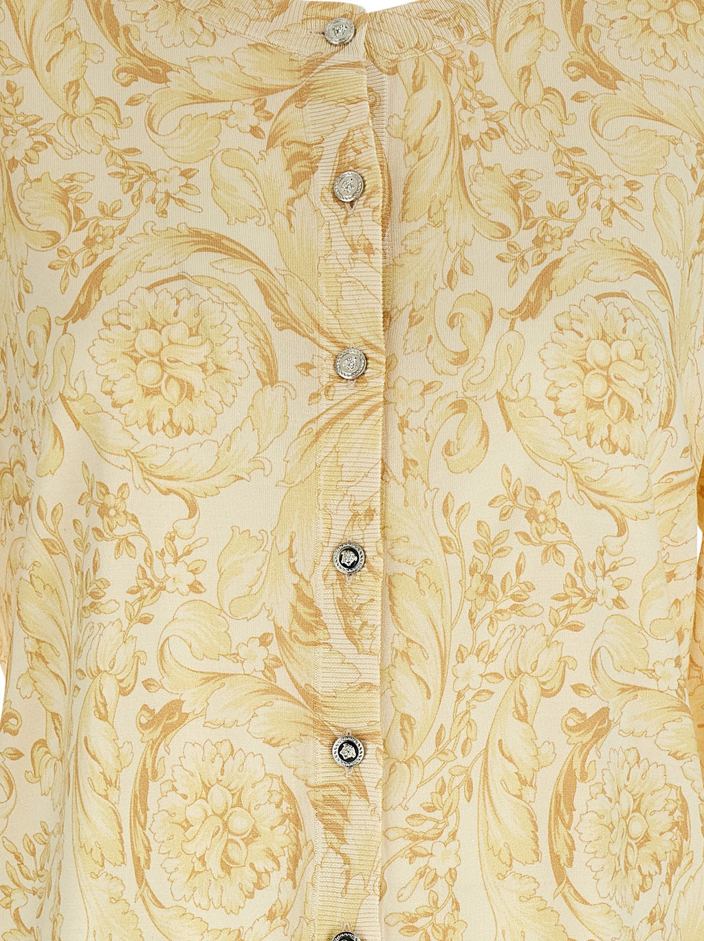 Cardigan en soie bicolore Versace avec détails élégants, porté sur un mannequin blanc.