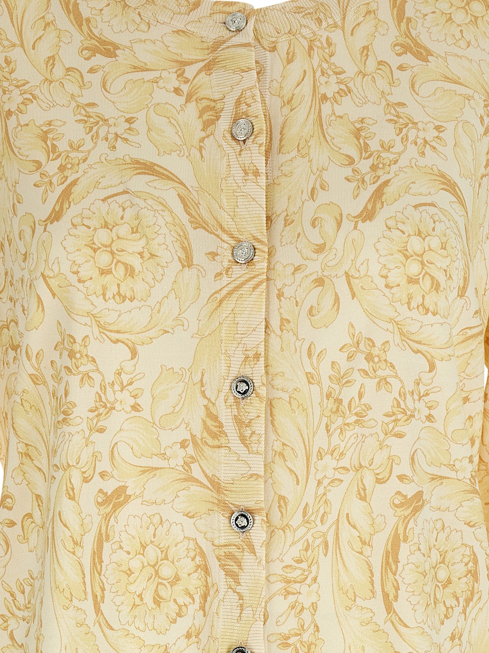 Cardigan en soie bicolore Versace avec détails élégants, porté sur un mannequin blanc.