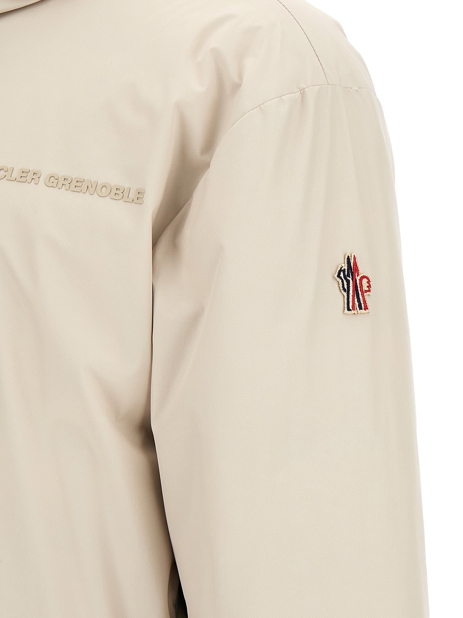 Veste shell en polyamide beige Moncler Grenoble, coupe moderne avec capuche et fermeture zippée.