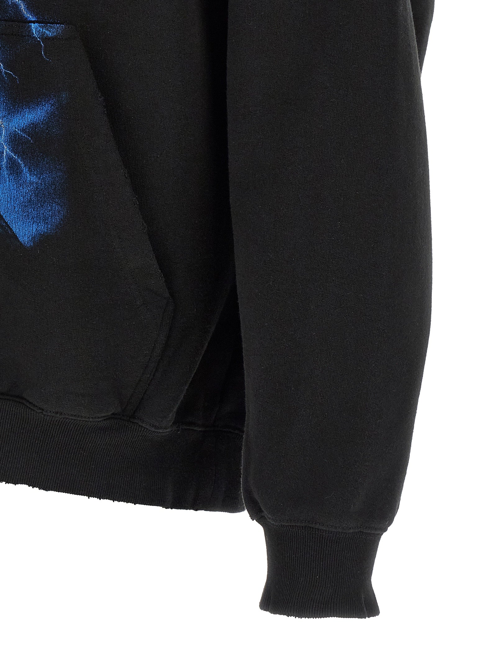 Sweat-shirt noir en coton de Balenciaga, coupe décontractée, avec logo discret sur la poitrine, porté sur un mannequin.
