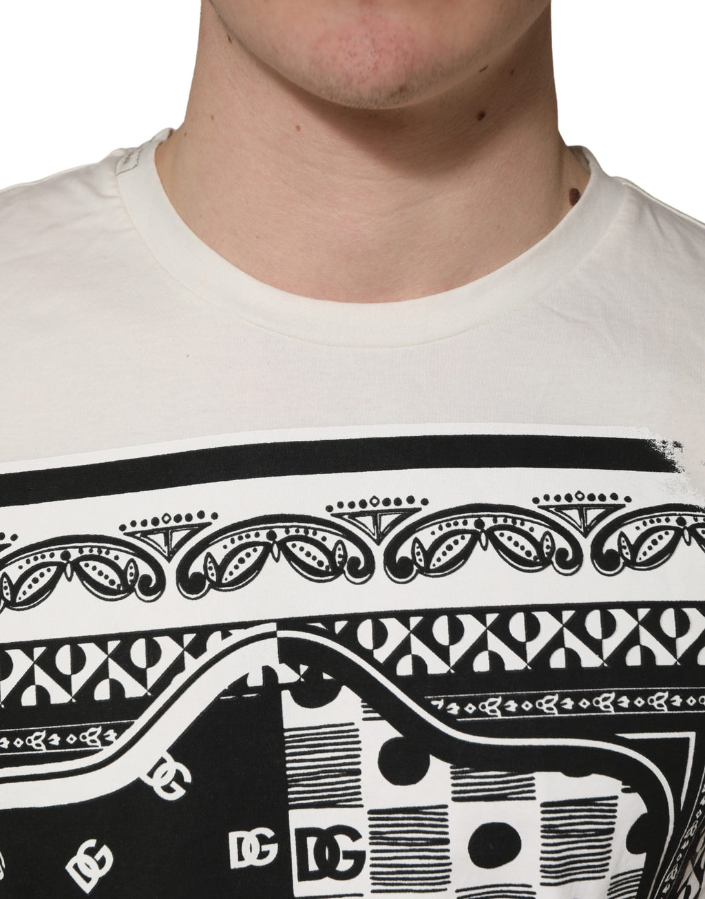 T-shirt blanc pour homme Dolce & Gabbana en coton avec motif bandana et logo, vue de face.
