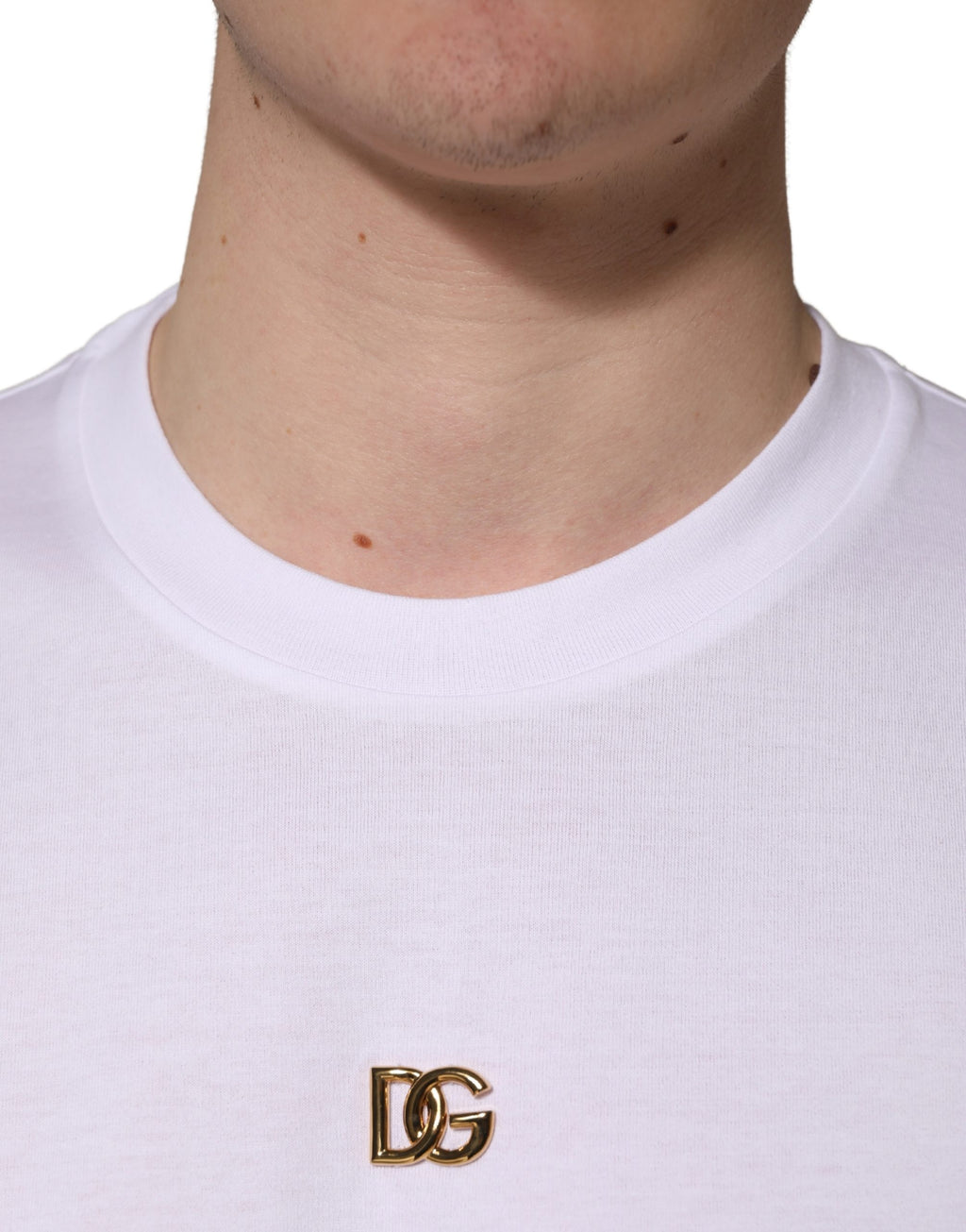 T-shirt blanc en coton Dolce & Gabbana avec logo métallique DG à manches courtes et col rond, style élégant et décontracté.